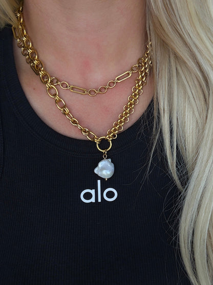 THE AMBER NECKLACE